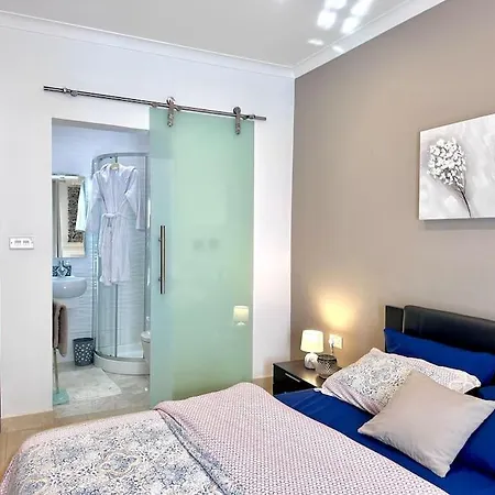 5 People,2 Double,1 Sofa Bed Ferry,beach&pool Club * Gżira