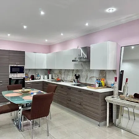 5 People,2 Double,1 Sofa Bed Ferry,beach&pool Club * Gzira