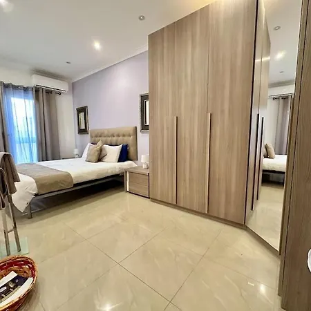 5 People,2 Double,1 Sofa Bed Ferry,beach&pool Club شقة Gzira