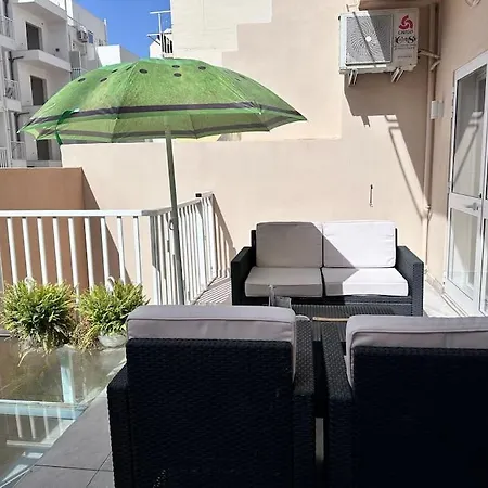 5 People,2 Double,1 Sofa Bed Ferry,beach&pool Club * Gzira